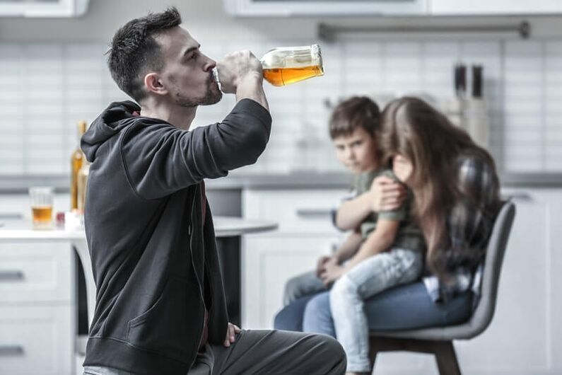 muž pije alkohol, jak mu pomoci přestat